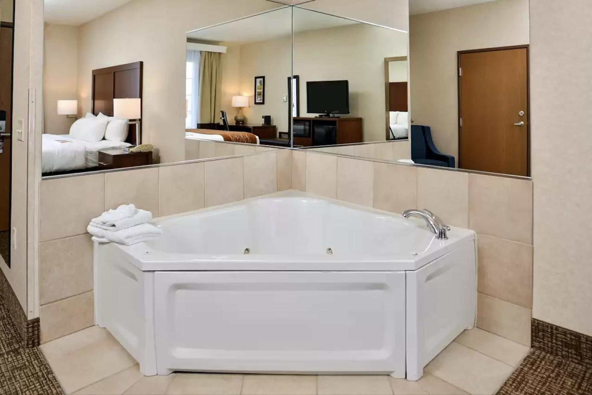 Comfort Inn & Suites Madison North Deforest Exteriör bild