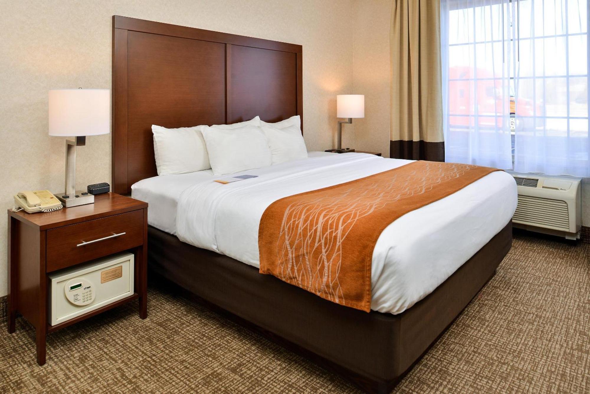 Comfort Inn & Suites Madison North Deforest Exteriör bild