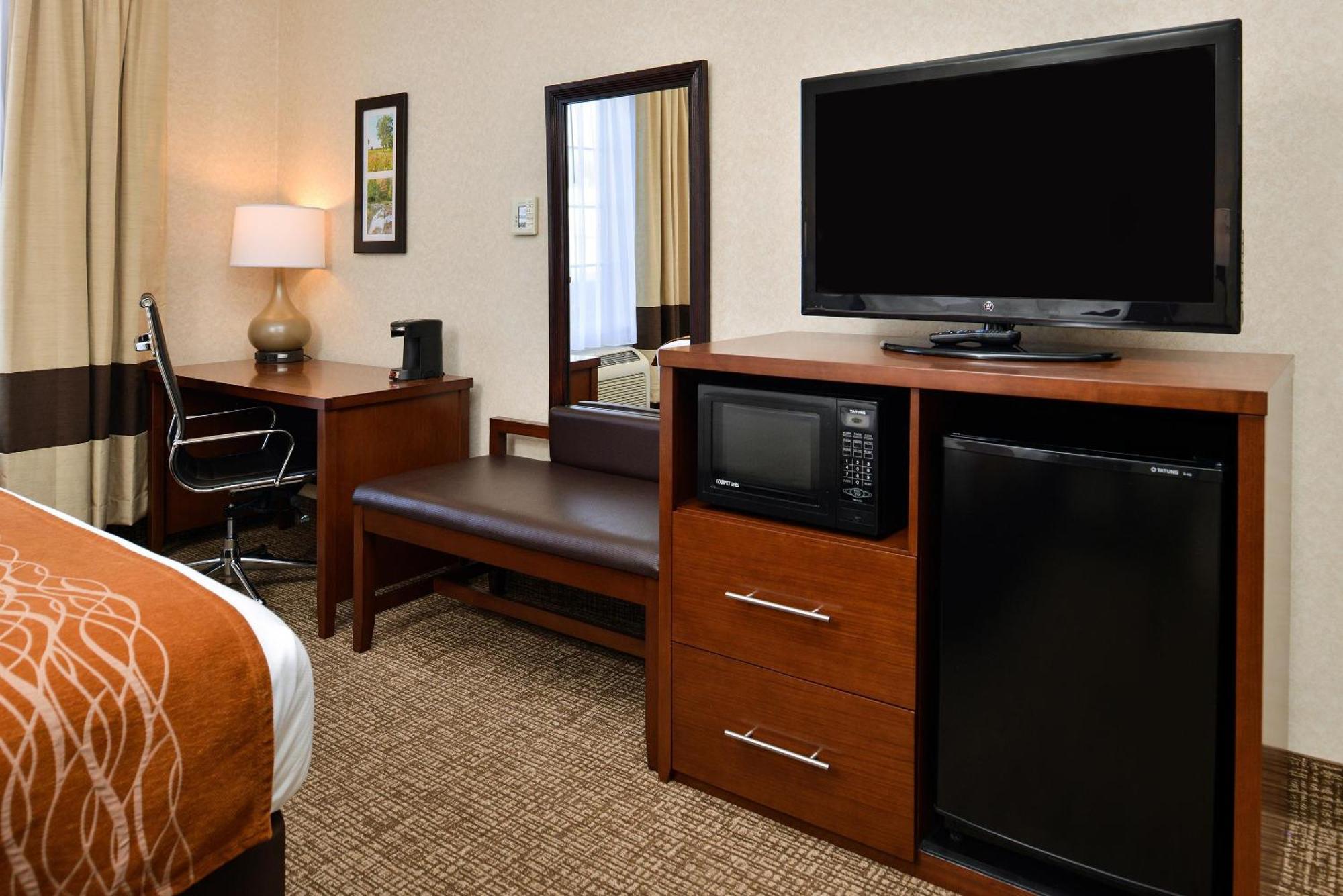 Comfort Inn & Suites Madison North Deforest Exteriör bild